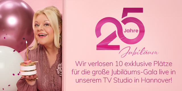 Frau hält kleinen Kuchen mit brennender Kerze vor rosa Hintergrund mit Text '25 Jahre Jubiläum Wir verlosen 10 exklusive Plätze für die große Jubiläums-Gala live in unserem TV Studio in Hannover' Frau hält kleinen Kuchen mit brennender Kerze vor rosa Hintergrund mit Text '25 Jahre Jubiläum Wir verlosen 10 exklusive Plätze für die große Jubiläums-Gala live in unserem TV Studio in Hannover'